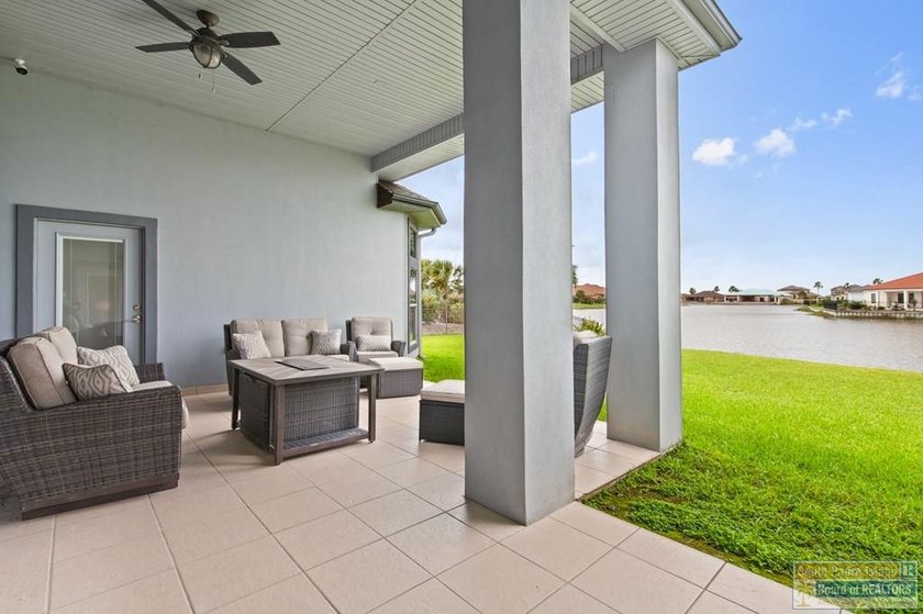 Beautiful custom-built 3BR/3.5BA lakeside home in the South - photo 34