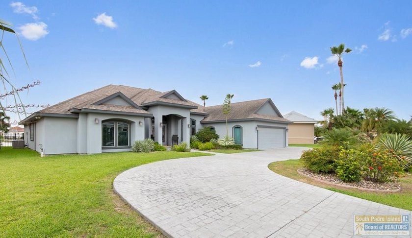 Beautiful custom-built 3BR/3.5BA lakeside home in the South - photo 40