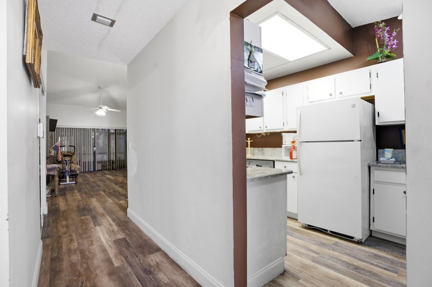 Motivated seller-Move-in ready in a desirable 55+ community! - photo 2