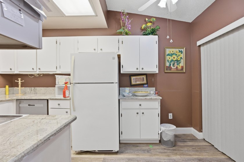 Motivated seller-Move-in ready in a desirable 55+ community! - photo 3