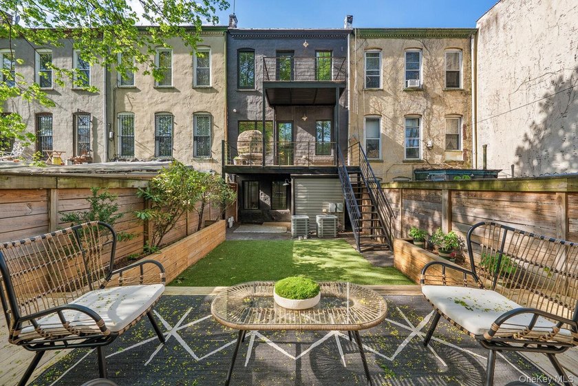 Set along a charming, tree-lined stretch of Bedford-Stuyvesant - photo 12