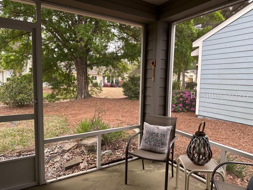 Nestled on a quite cul-de-sac, this sunny two bedroom, two bath - photo 18