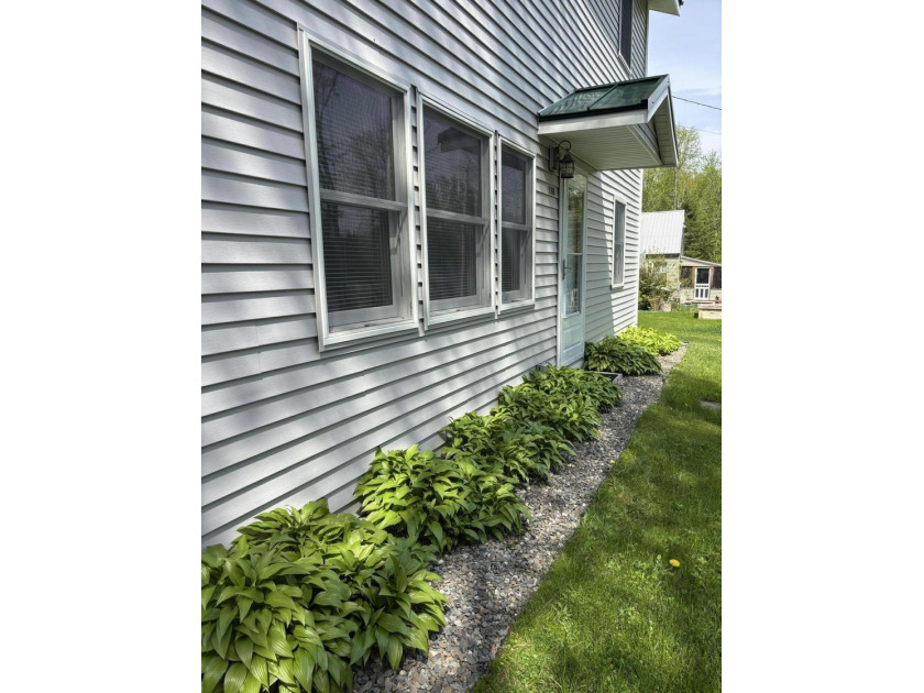 Welcome to this stunning, fully renovated home, meticulously - photo 5