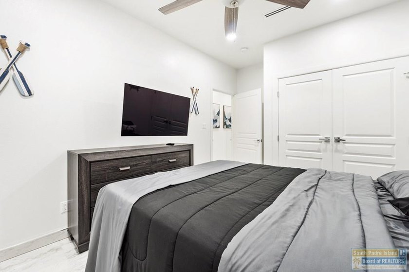 Beautiful two-story property offering 3 bedrooms and 2.5 baths - photo 21
