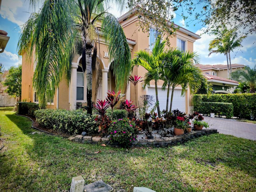 This two-story residence offers a functional 4-bedroom - photo 2