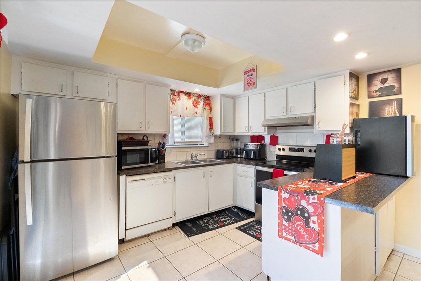 2BR/2BA corner townhouse with a 2024 new roof and hurricane - photo 10