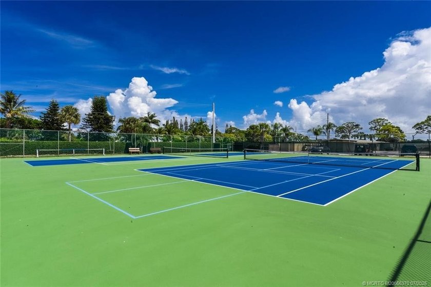 QUALITY, HIGH CALIBER, COMPLETELY RENOVATED w/ High Grade - photo 27