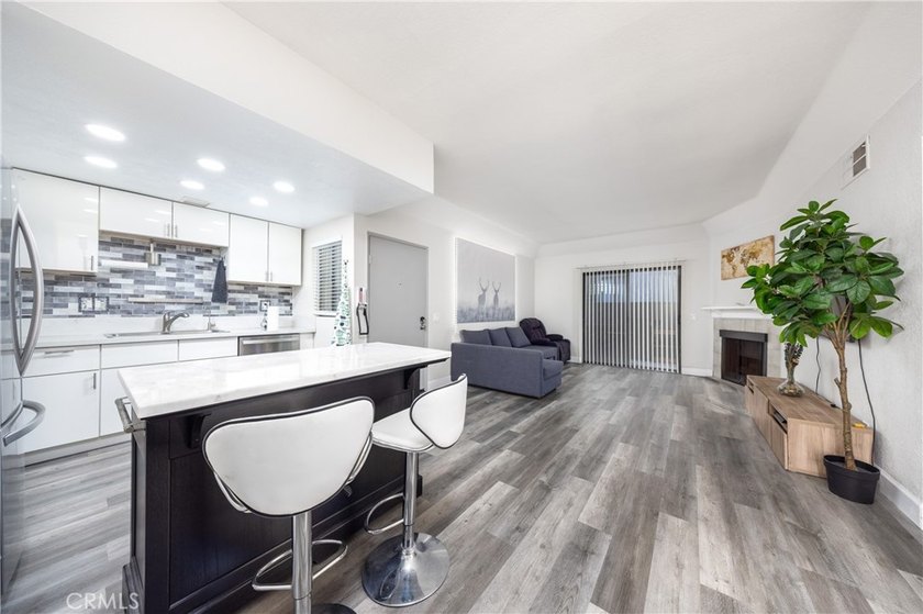 Welcome to this beautifully newly renovated first-floor condo - photo 6