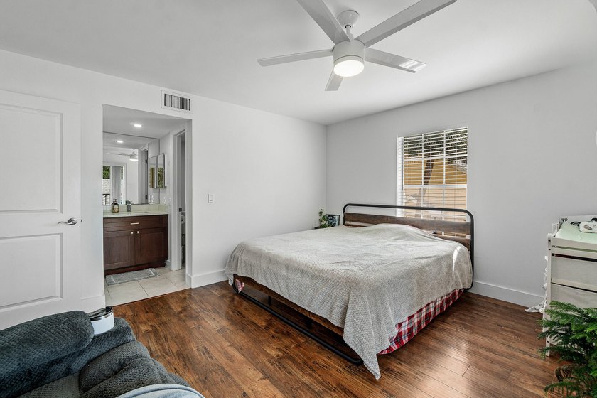Beautifully renovated 2-bedroom, 2-bath end-unit condo in the - photo 16