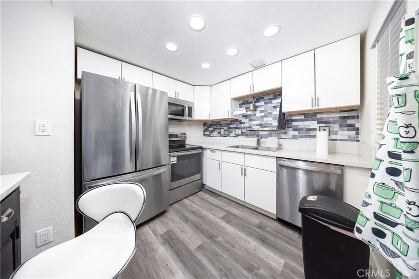 Welcome to this beautifully newly renovated first-floor condo - photo 7