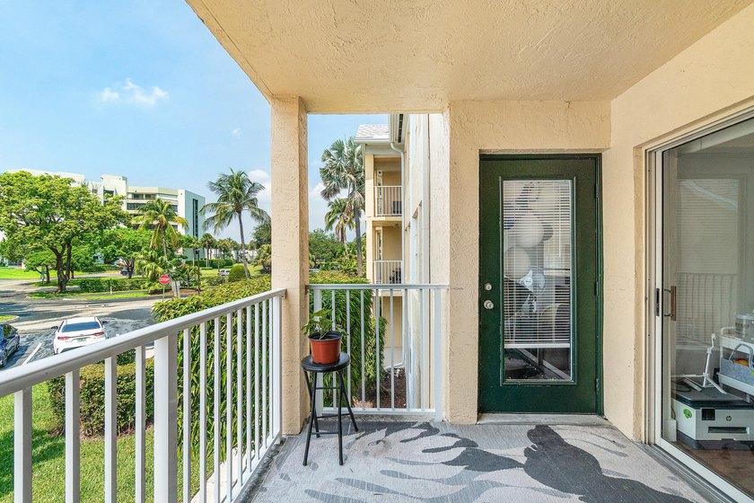 Beautifully renovated 2-bedroom, 2-bath end-unit condo in the - photo 20