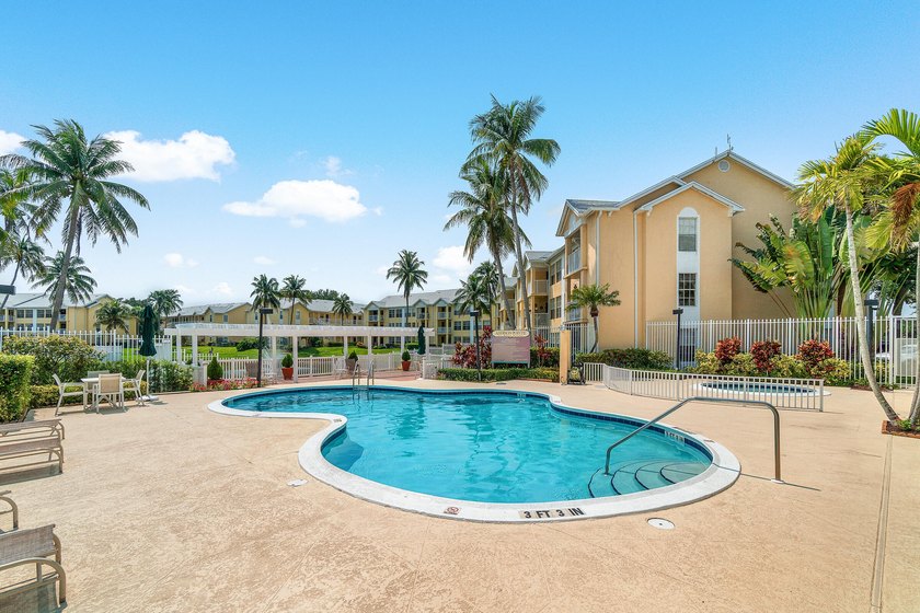 Beautifully renovated 2-bedroom, 2-bath end-unit condo in the - photo 27