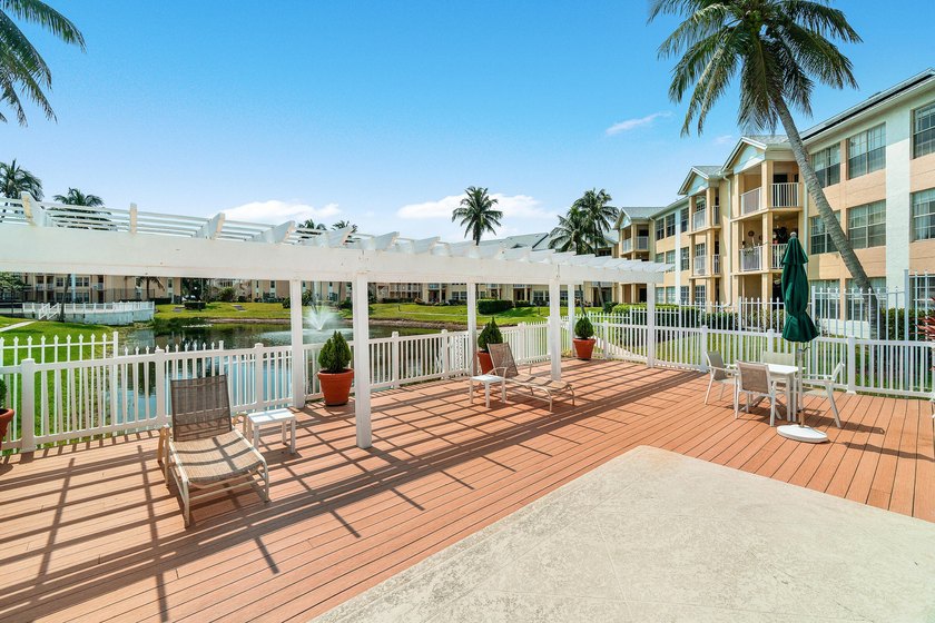Beautifully renovated 2-bedroom, 2-bath end-unit condo in the - photo 28