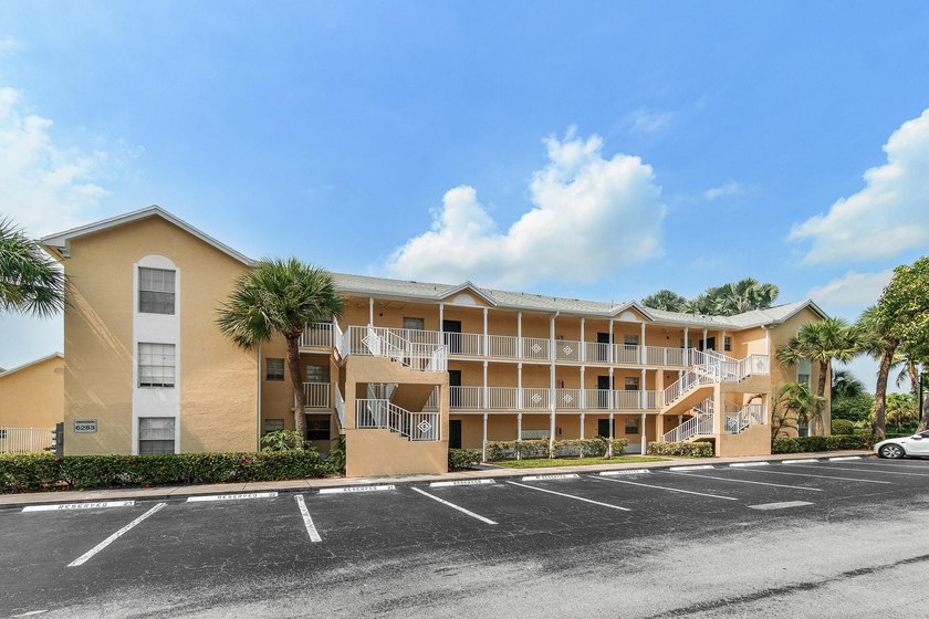 Beautifully renovated 2-bedroom, 2-bath end-unit condo in the - photo 38