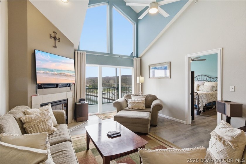 Top-floor condo with soaring vaulted ceilings and dramatic - photo 11