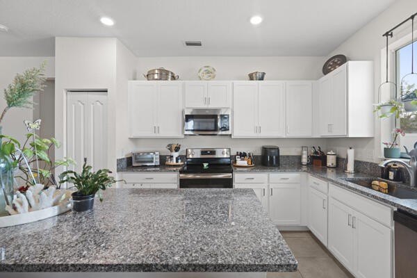 Welcome to this inviting 3-bedroom, 2-bathroom single-story home - photo 11