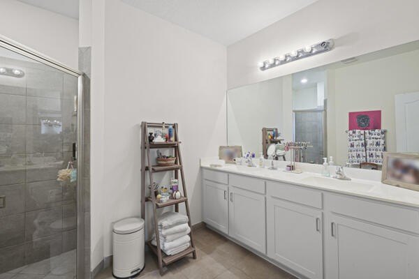 Welcome to this inviting 3-bedroom, 2-bathroom single-story home - photo 16