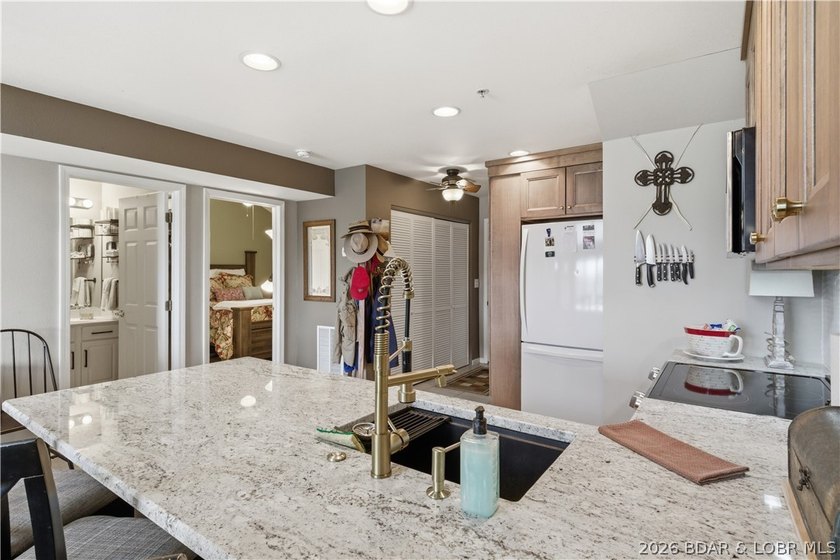 Top-floor condo with soaring vaulted ceilings and dramatic - photo 18