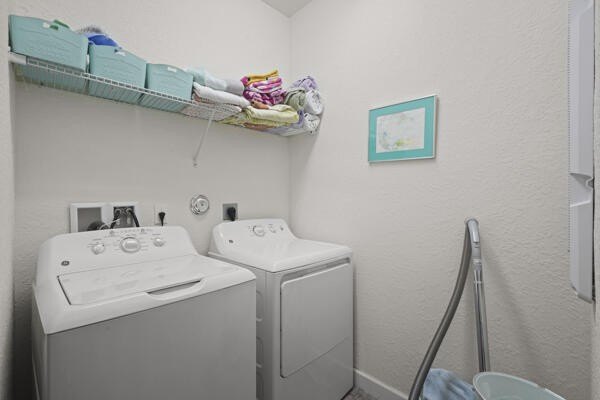 Welcome to this inviting 3-bedroom, 2-bathroom single-story home - photo 18