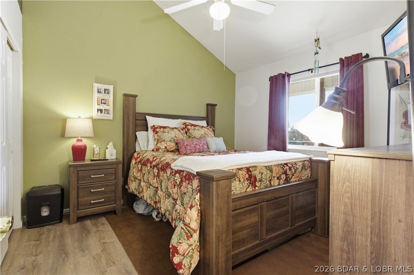 Top-floor condo with soaring vaulted ceilings and dramatic - photo 20