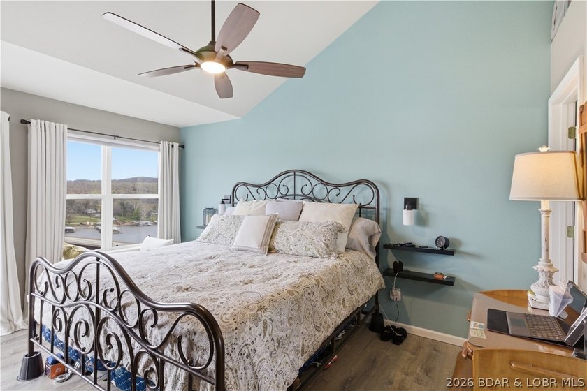 Top-floor condo with soaring vaulted ceilings and dramatic - photo 24