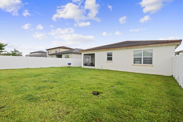 Welcome to this inviting 3-bedroom, 2-bathroom single-story home - photo 26