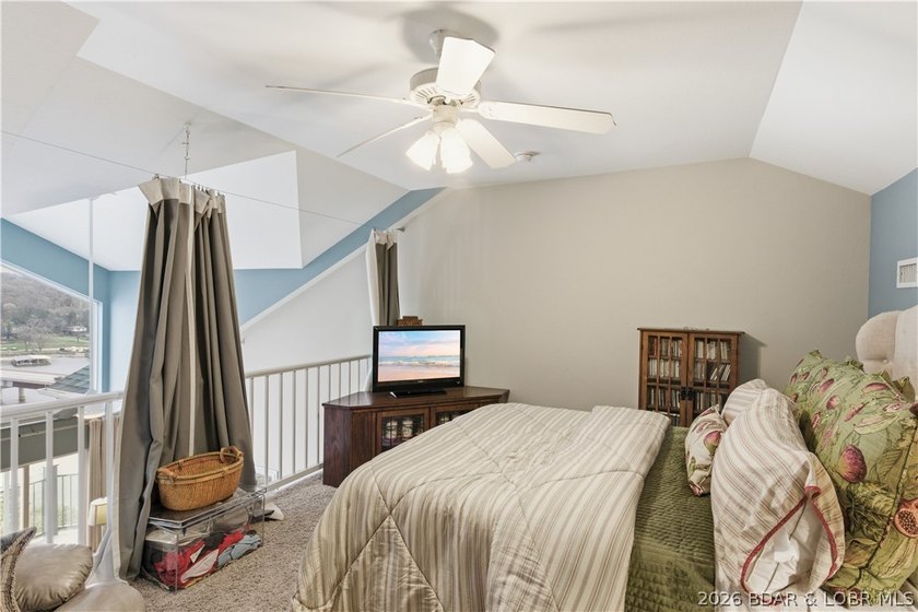 Top-floor condo with soaring vaulted ceilings and dramatic - photo 28