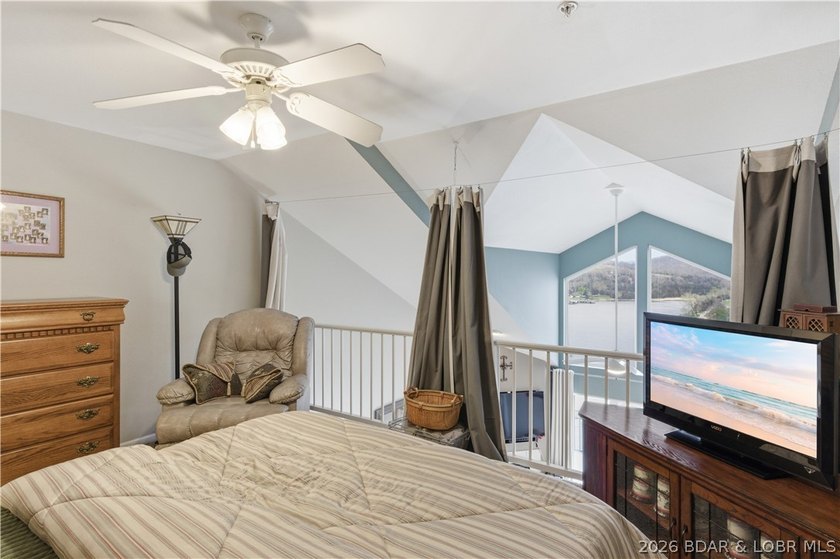 Top-floor condo with soaring vaulted ceilings and dramatic - photo 30