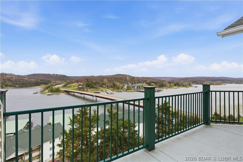 Top-floor condo with soaring vaulted ceilings and dramatic - photo 33