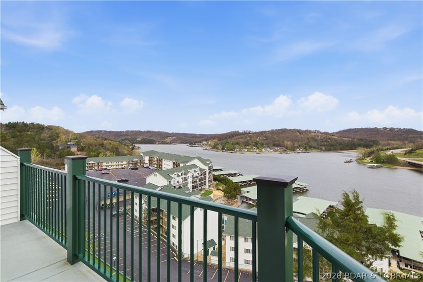 Top-floor condo with soaring vaulted ceilings and dramatic - photo 34