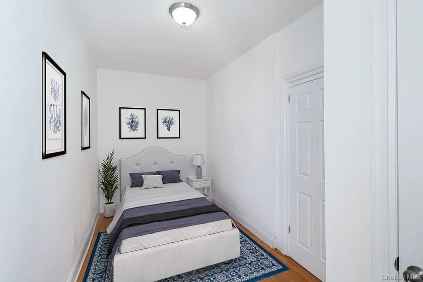 Conveniently located near Northern Blvd and the LIRR Broadway - photo 4