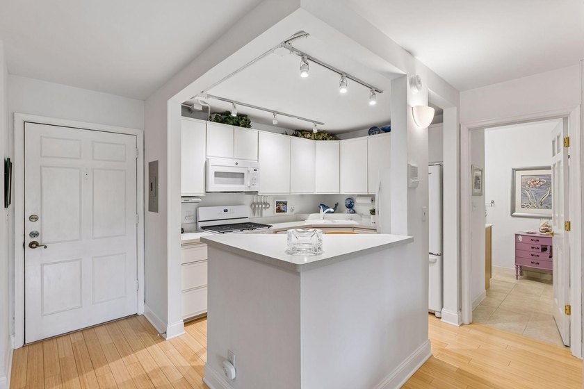 Welcome to Edina's best kept secret! Fountain Woods is like a - photo 18