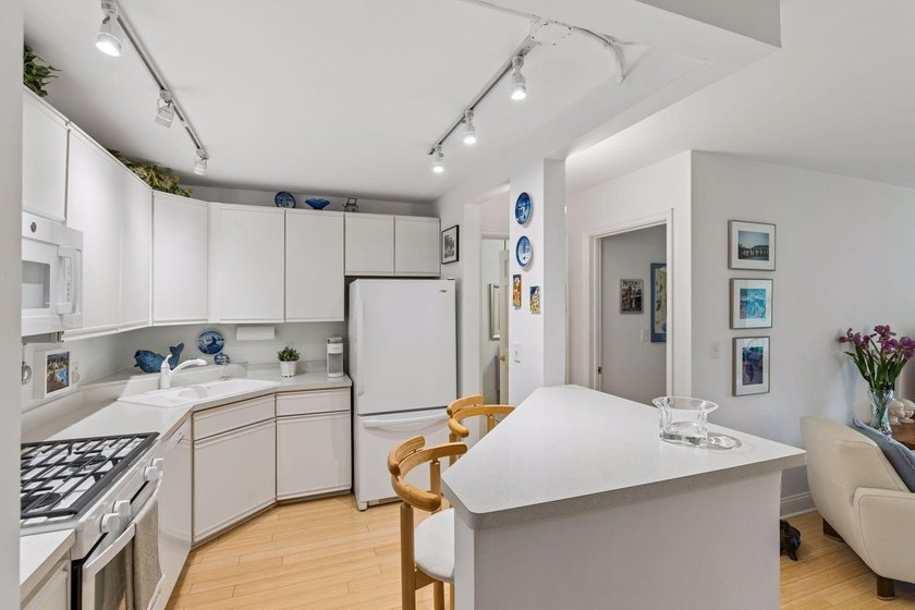 Welcome to Edina's best kept secret! Fountain Woods is like a - photo 19