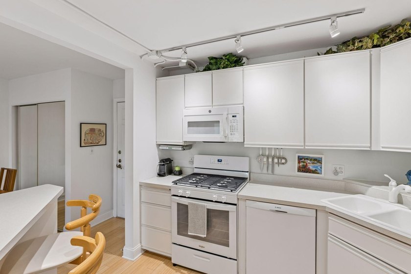 Welcome to Edina's best kept secret! Fountain Woods is like a - photo 20