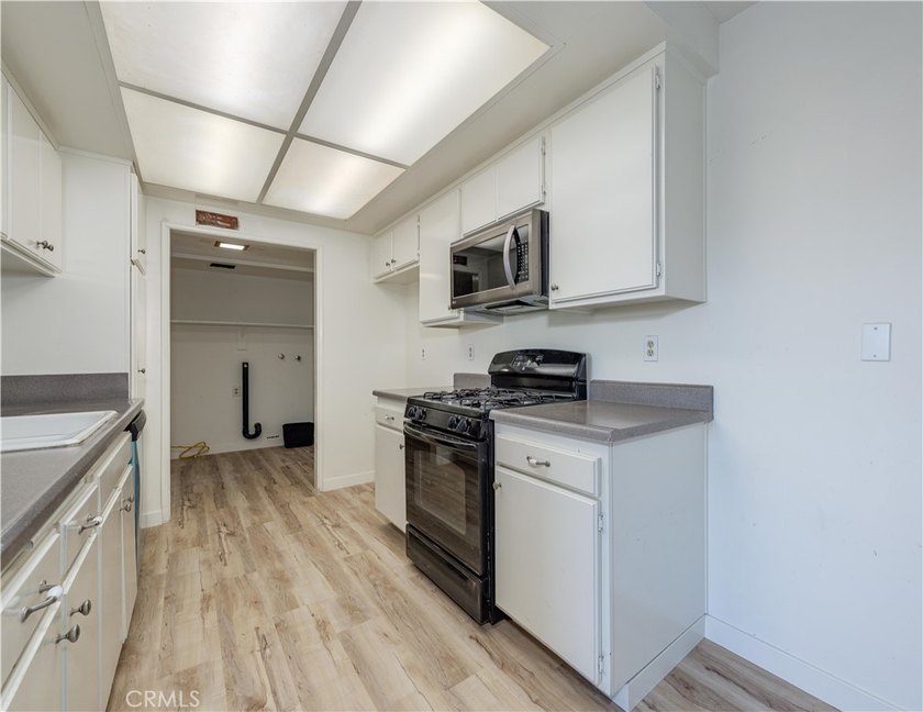 Welcome to this delightful 2-bedroom, 2-bathroom home, gated and - photo 4