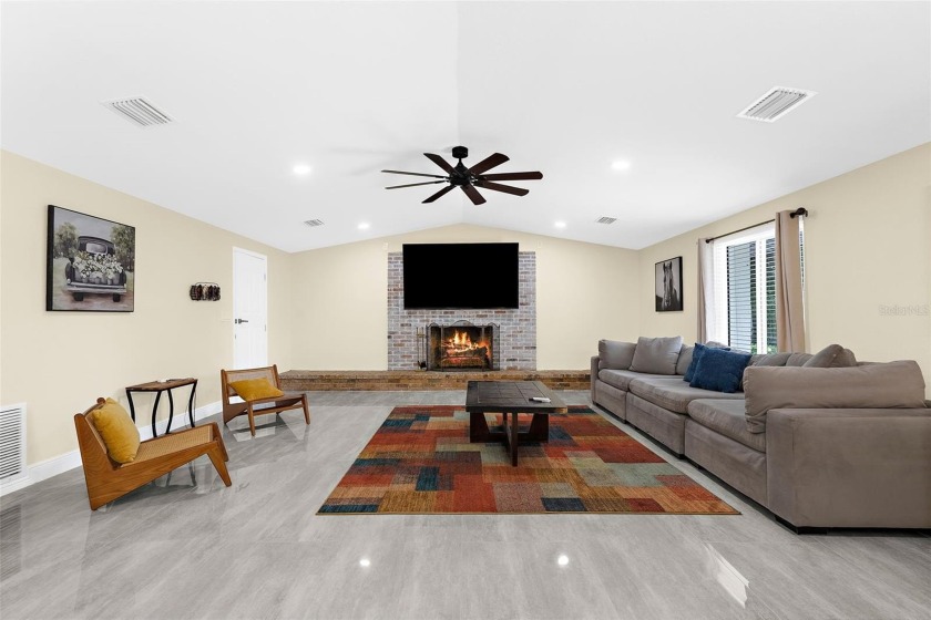 Impeccable 10-Acre *High-and-Dry* Estate: A Masterpiece of - photo 5