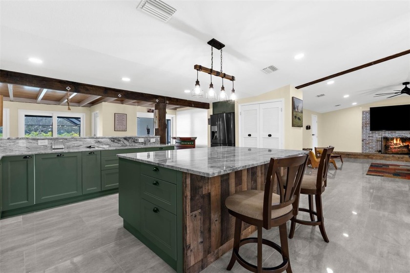 Impeccable 10-Acre *High-and-Dry* Estate: A Masterpiece of - photo 7