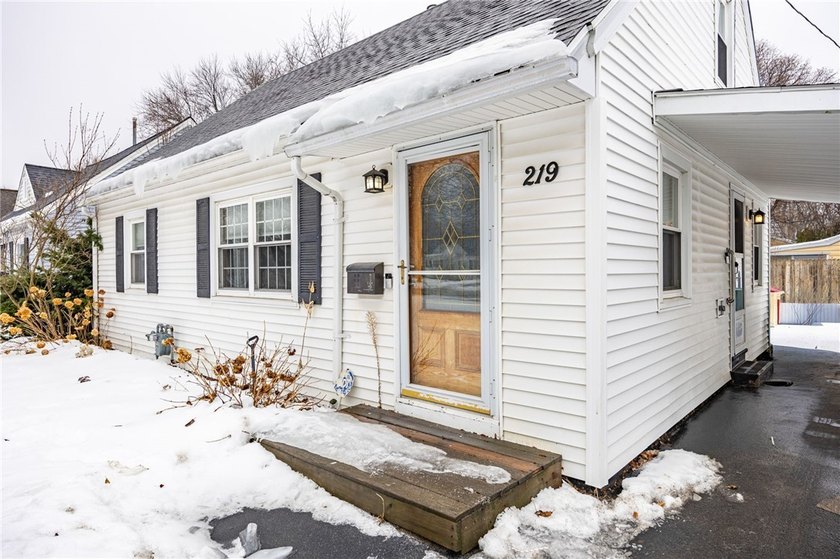 Super affordable and full of potential! This charming 1,344 sq - photo 2