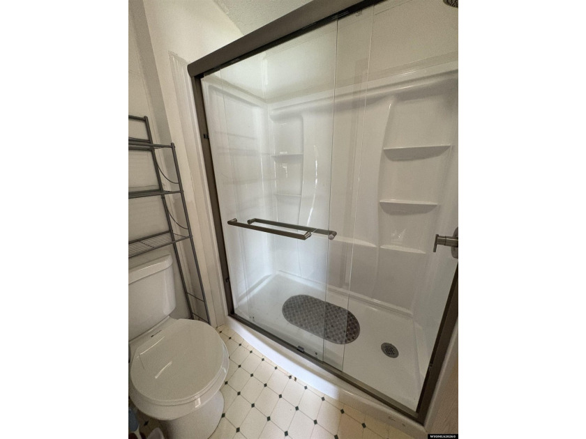 Welcome to this spacious 3-bedroom, 2-bathroom manufactured home - photo 9