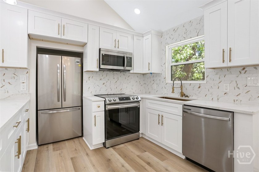 Price Improvement! Welcome to 2020 Cowan Ave, a stunningly - photo 12