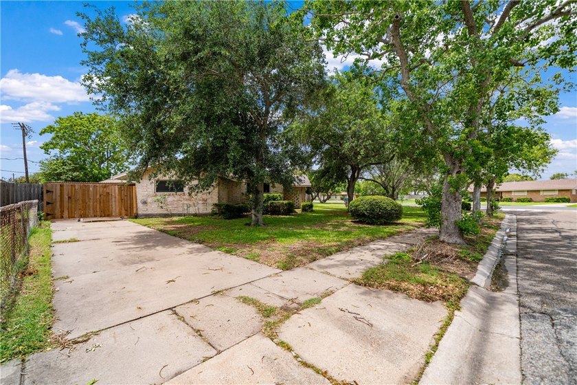 Positioned on a charming corner lot in the established East - photo 19