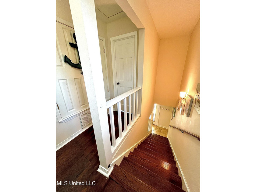 Beautiful Golf Course Retreat! This updated end-unit townhome - photo 15