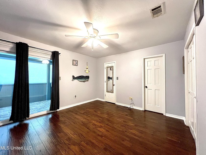 Beautiful Golf Course Retreat! This updated end-unit townhome - photo 17