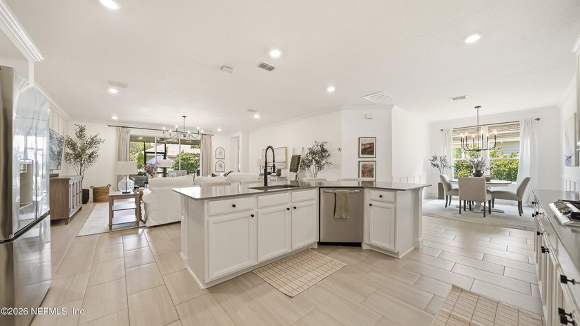 Experience luxury living in the exclusive gated golf and resort - photo 17