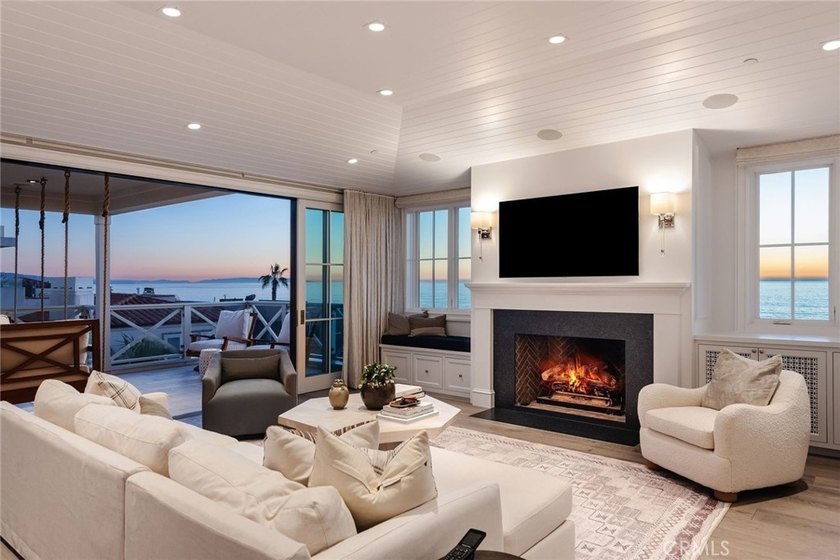 Perfectly positioned on an exclusive double-lot walk street in - photo 18