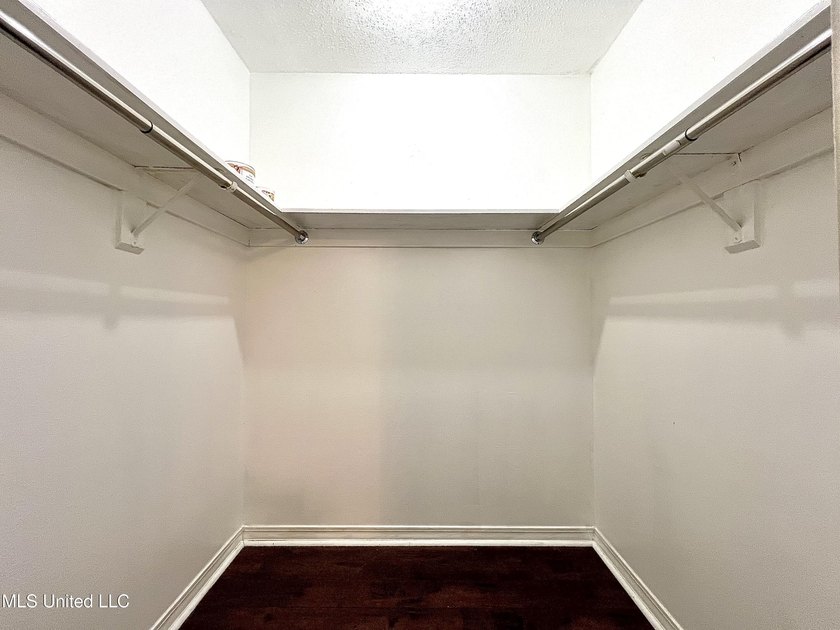 Beautiful Golf Course Retreat! This updated end-unit townhome - photo 20
