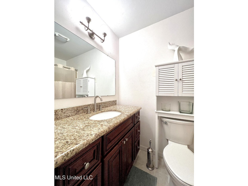 Beautiful Golf Course Retreat! This updated end-unit townhome - photo 21