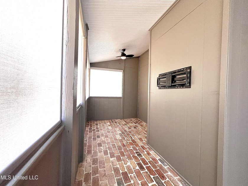 Beautiful Golf Course Retreat! This updated end-unit townhome - photo 23