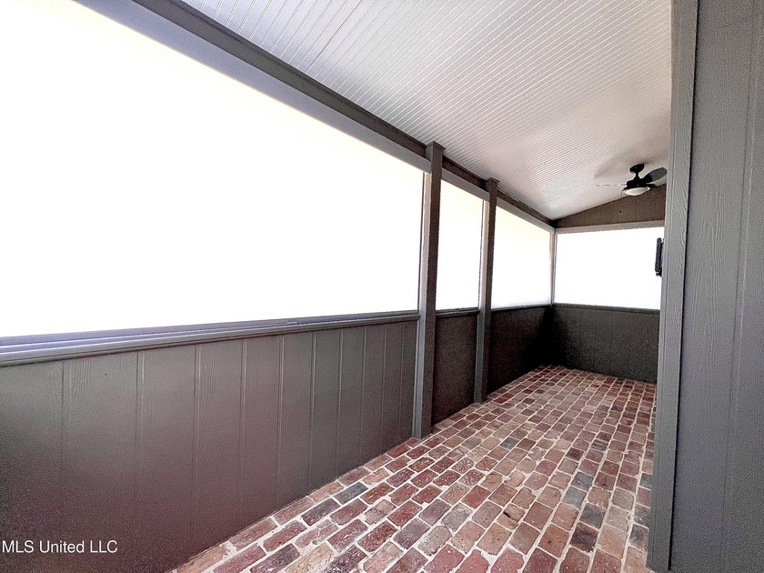 Beautiful Golf Course Retreat! This updated end-unit townhome - photo 24