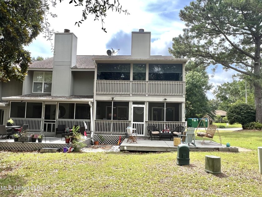 Beautiful Golf Course Retreat! This updated end-unit townhome - photo 28